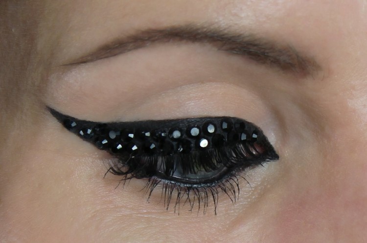 make-up-kamienky-čierne-viečko-strih-ozdobiť-párty-vzhľad
