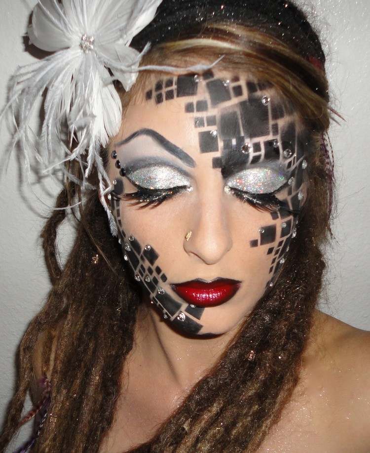 make-up-kamienky-tvár-make-up-trblietky-biele-vlasy-kvetina-falošné riasy