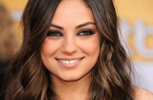 husté obočie tiež vyzerá sexy hviezdy s veľkým obočím z Hollywoodu