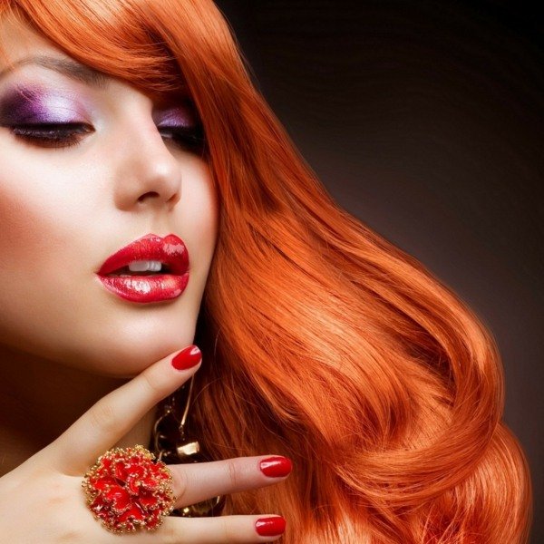 červené nechty červené vlasy a fialový make -up prsteň s červenými vlasmi-purpurový-make-up-šperky
