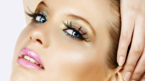 Tendencie líčenia Tipy na líčenie Žena s dlhými riasami nalíčená