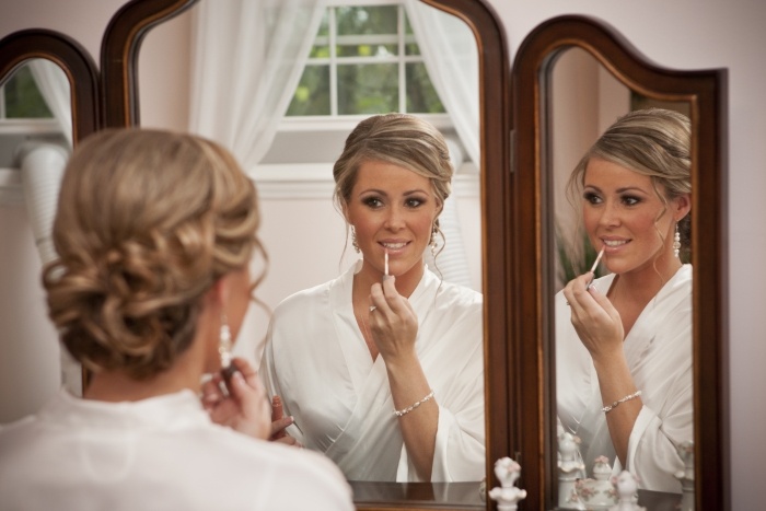 make-up-na-svadbu-tipy-aplikovať-lesk na pery