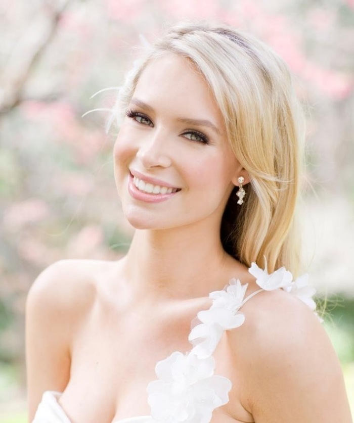 make-up-for-wedding-tips-blue-eye-lipgloss