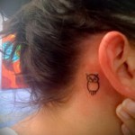 kis bagoly tetoválás - egy lehetőség a lány jobb füléhez