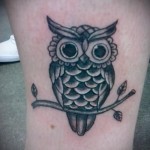 Tetoválás egy bagoly, amely ül egy ág, egy pár levél