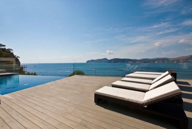 Slnečná terasa s ležadlami-čalúnenie-výhľad na Malorku