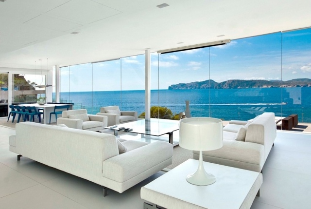 Podkrovná obývacia izba-sedadlo-súprava-biela-Mallorca-zlato-výhľad na more
