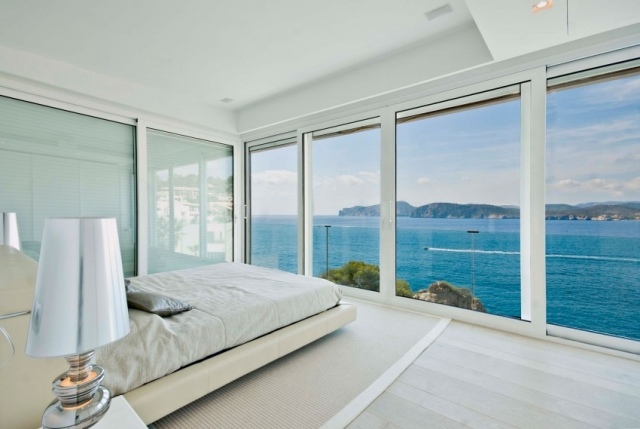 Mallorca-zlatá spálňa-s-panoramatickými oknami-luxusná vila