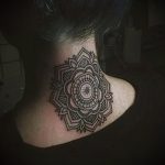 mandala tetoválás a lány tarkóján