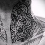 mandala a nyak tetoválásán - fotó példa egy kész tetoválásra 01052016 -ból 17