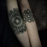pár tetoválás mandalával a kar hajlításán - fényképes példa