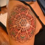 couleur de tatouage mandala - Példa fotó a tatouage fini sur 01052016 1