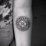 mandala tetoválás a kezében - fotó példa a kész tetoválásra 01052016 21