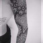 menő mandala tetoválás az egész karon az ember számára