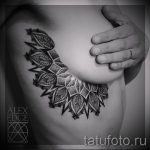 menő mandala tetoválás női mell alatt - fotó