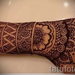 menő tetoválás mandalával a női kéz csuklóján - fotó