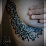 fotó hűvös női tetoválásról a jobb mell alatt mandala mintával