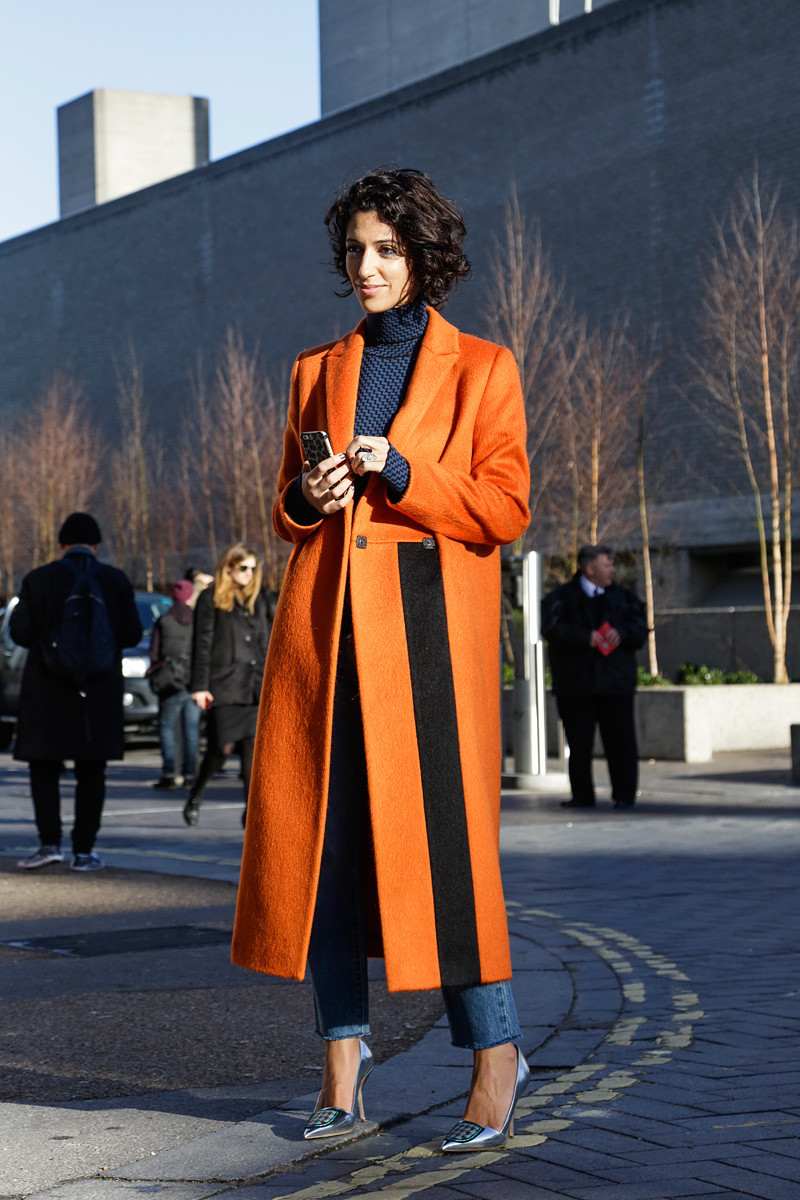 Dlhý vlnený kabát jesenné outfity s džínsami módne trendy ženy