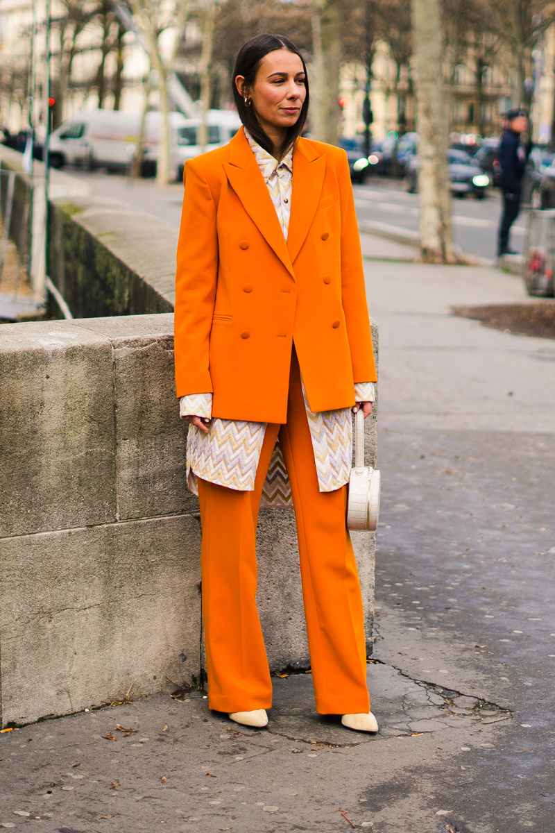 Jesenné outfity do kancelárskych nadrozmerných nohavičkových kostýmov