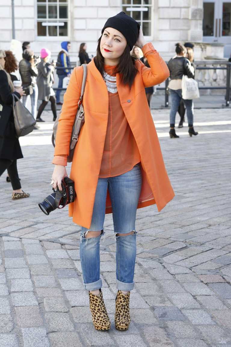 Členkové topánky s leopardím vzorom oblečené k vlnenému kabátu jesenných módnych trendov