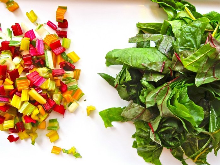 Mangold nakrájaný na plátky v dúhových farbách šalátový mangold nakrájaný stonka listy zdravá výživa