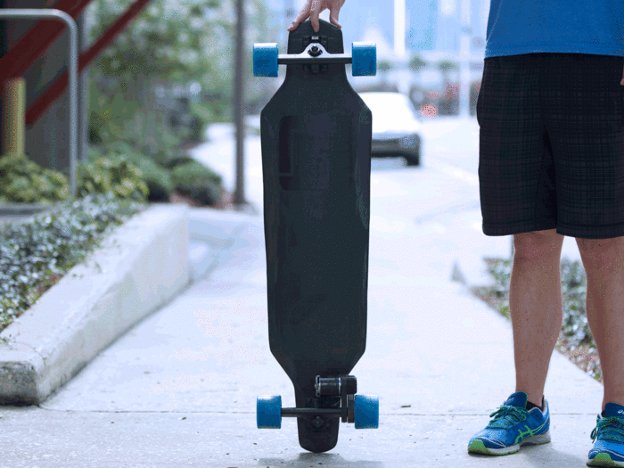 marbel-elektrisch-skateboard-design-môže-byť-ovládaný-aplikáciou-elektronika-batéria-neviditeľne integrovaný