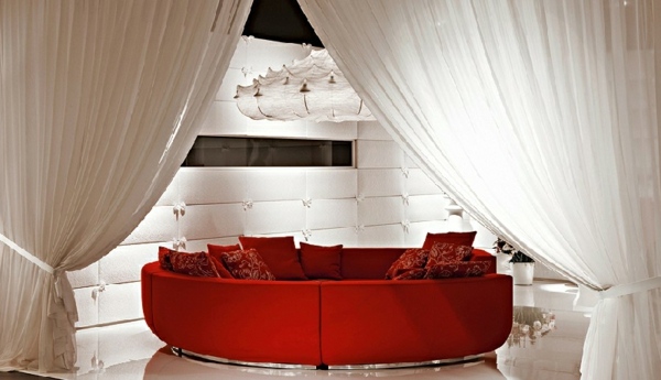 Interiérový dizajn - čistý luxus s červenou pohovkou Interiérová výzdoba - obývačka, akcent na červenú sedačku
