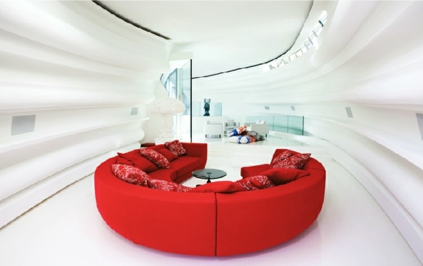 Interiérový dizajn biela červená sedačka vzrušujúca červená pohovka - interiérový dizajn