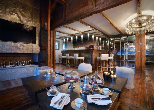 Marco Polo luxusná vysokohorská chata alpský konferenčný stolík Luxusná vysokohorská chata Marco Polo v konferenčnom stolíku v Alpách