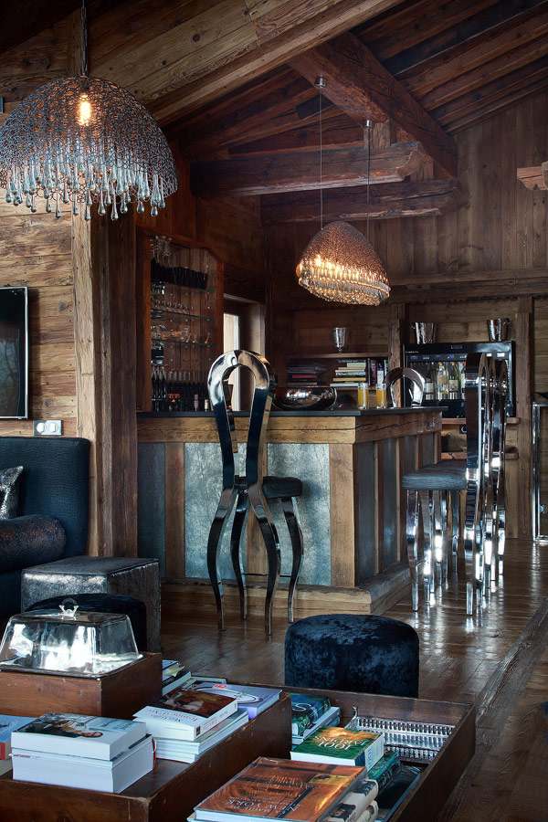 Luxusná vysokohorská chata Marco Polo alpská barová stolička Luxusná vysokohorská chata Marco Polo v barovej stoličke v Alpách