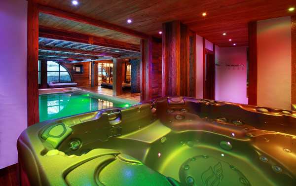 Luxusná horská chata Marco Polo alpská vírivka Luxusná horská chata Marco Polo vo vírivke Álp