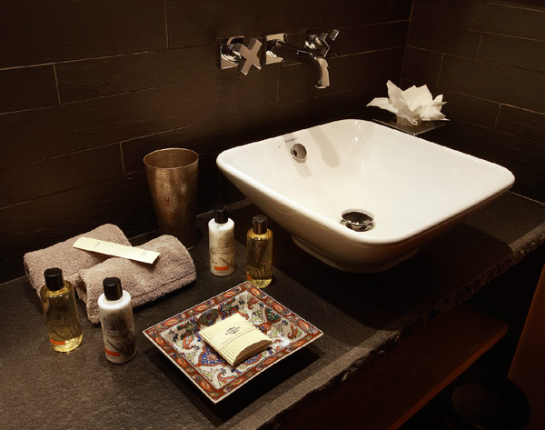 Luxusná horská chata Marco Polo, umývadlo v Alpách Luxusná horská chata Marco Polo v Alpách sa potápa