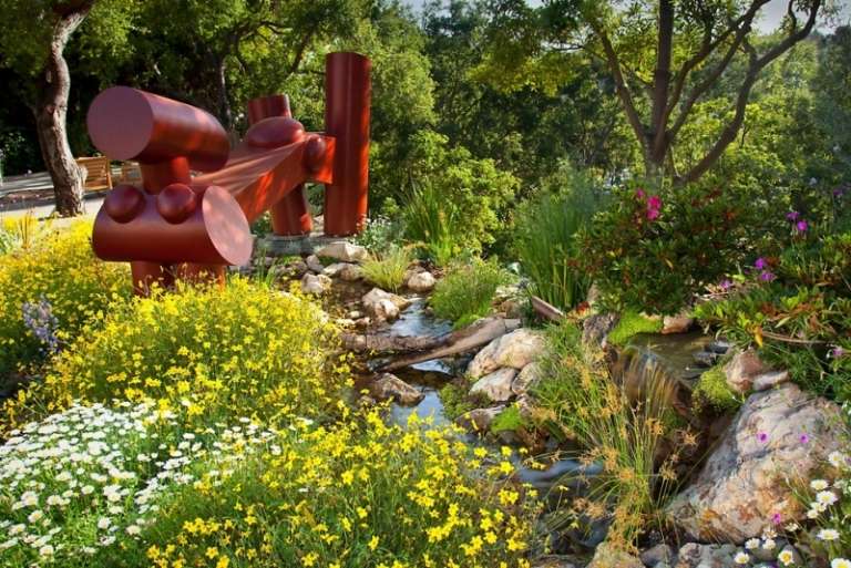 Vedľa záhradného jazierka vysaďte sedmokrásky Sedmokrásky-v-záhrade-záhradnom-jazierku-potoku