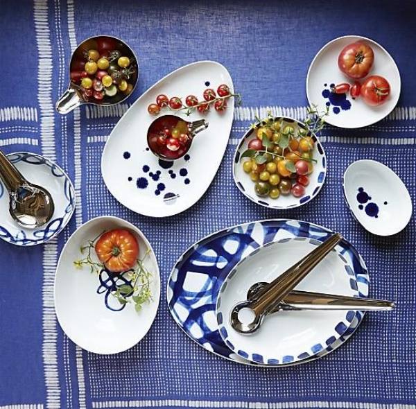 Sýto modrý obrus a riad s modrými ozdobami-námorné deko Como-večera-kolekcia-paola-navone-modré-obrus-biele-pruhy