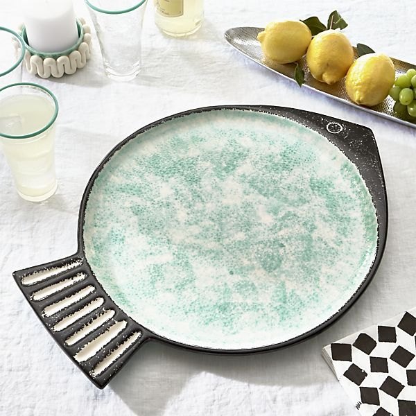 Keramika a kovové misky v tvare ryby od Paola Navone Vecerna-zbierka-ryb-zberu-okrúhly-miska-v-tvare-ryby-biela