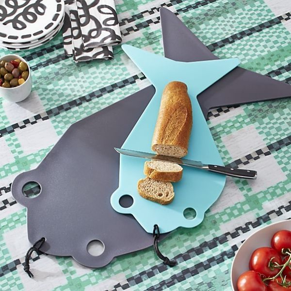 Sada plastových rezných dosiek Ubrus z kolekcie Fish Collection má vidiecky a námorný vzhľad sada v tvare ryby-doska na krájanie-plast-modro-károvaný-obrus-námorná