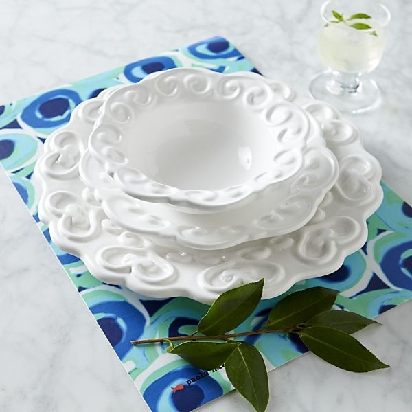 Porcelánová a biela sada tanierov a riadu s ozdobami porcelánový riad-kolekcia-bujné-dekorácie-biela-paola-navone