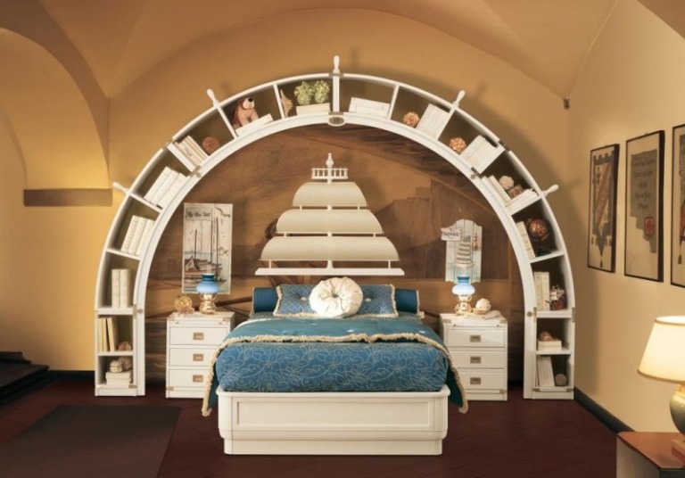 Biely stenový policový systém a posteľ s čelom plachty Polička do spálne, nástenná polica, tvar kormidla