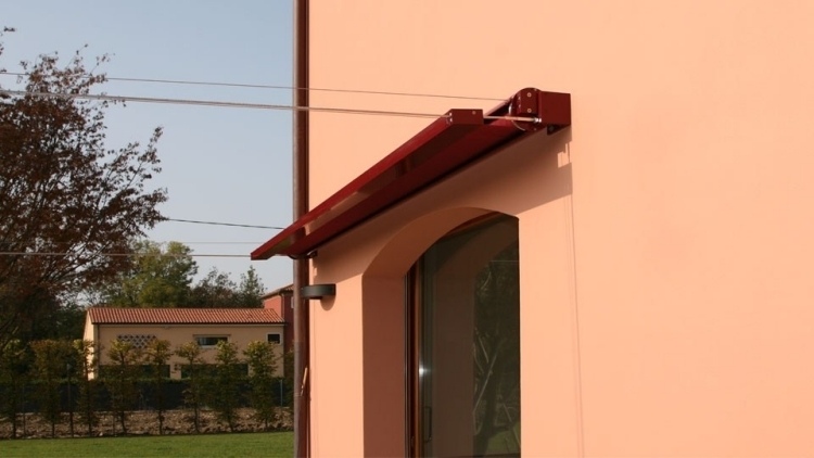 markízy-ochrana pred slnkom-studio66-oranžový-mechanizmus-skladaný-dom-fasáda