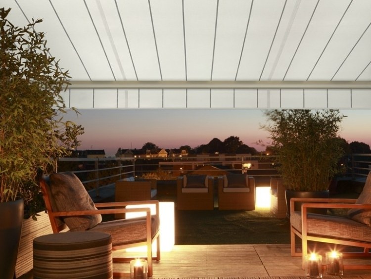 markízy-ochrana pred slnkom-orchstra-dicson-večer-romantický-záhradný nábytok-biele-pruhy-rastliny