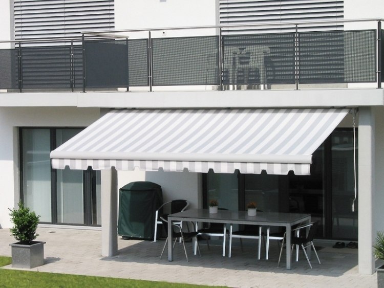 markíza-ochrana proti slnku-select-stobag-šedá-biela-prízemné stoličky-stôl-kov