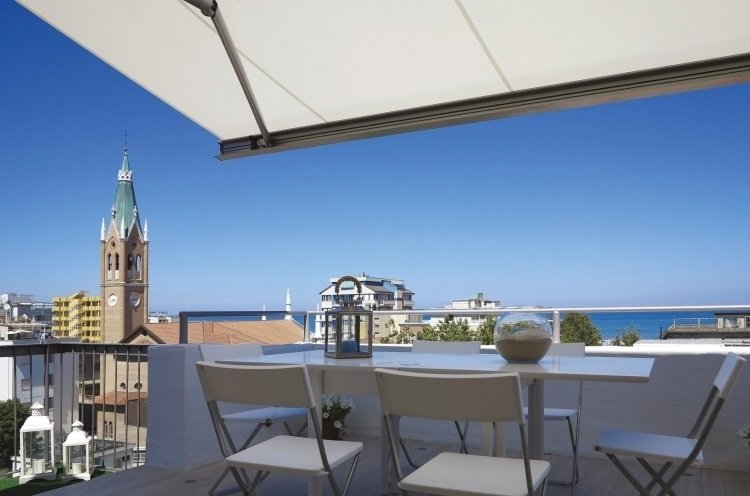 Markízy ako ochrana pred slnkom -segno-gibus-balkón-terasa-aublick-mestský-stôl-skladacie stoličky