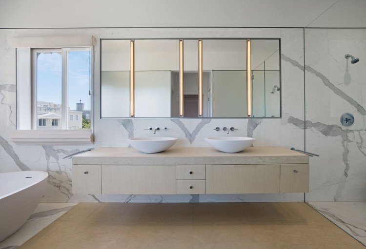 Mramor v kúpeľni - obklady - dvojitá skrinka - zrkadlové osvetlenie skrinky