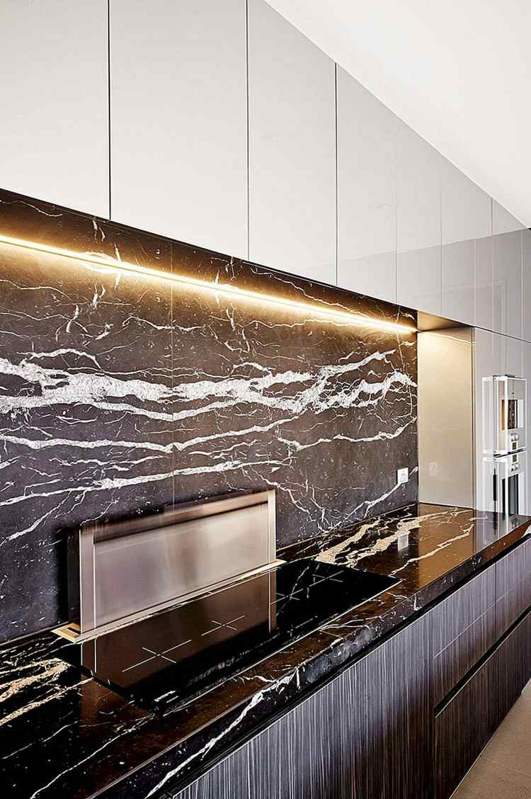 Živé nápady pre mramorovú kuchyňu v zadnej stene