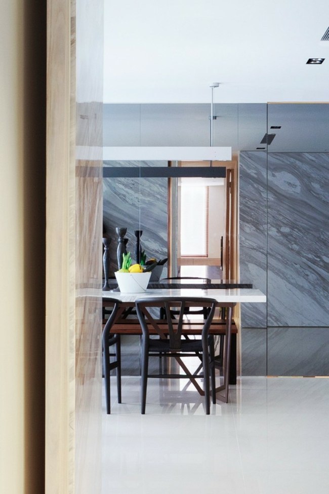 nastaviť mramorové dosky stena tmavé stoličky biely stôl