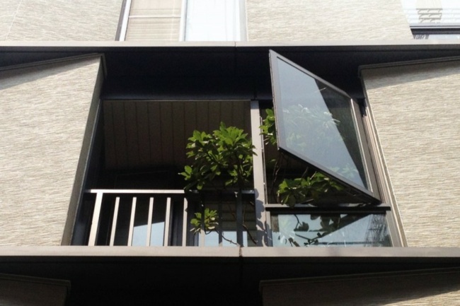 Balkónová sklenená fasáda stará obytná budova