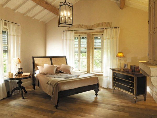 Drevené svietniky do spálňového nábytku