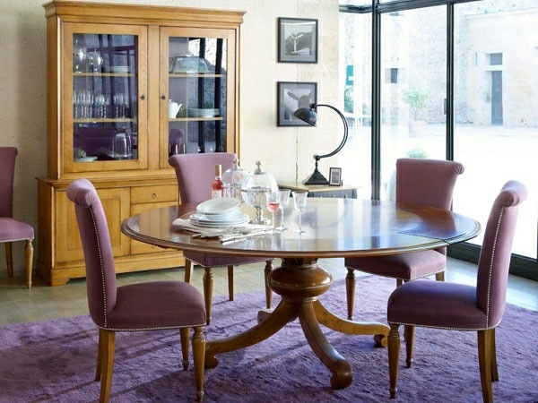 fialovo-jedálenský-okrúhly-drevený stôl