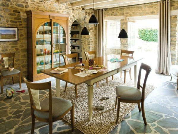 Stena z prírodného kameňa-jedáleň-drevený stôl-jedálenské stoličky