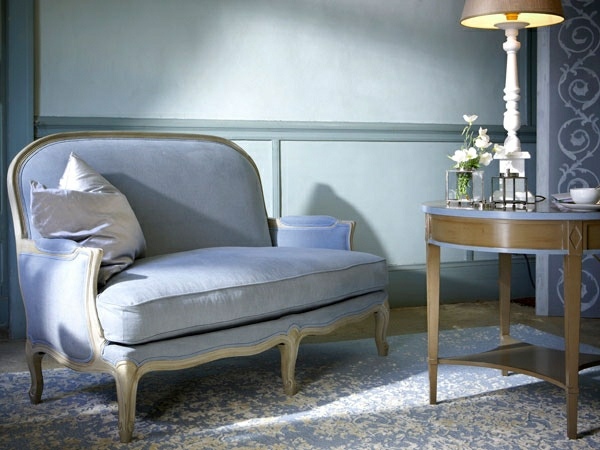 útulné polstrované kreslo na sedenie